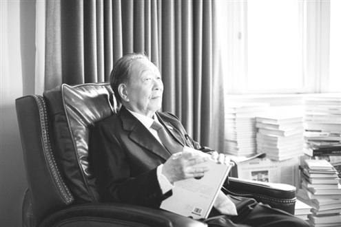 2024年5月13日,李德仁在武汉大学的办公室里。新华社发